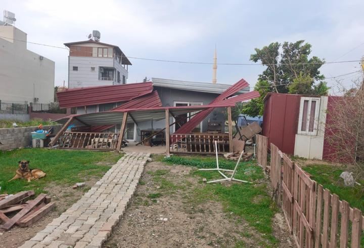 Hatay'da kuvvetli rüzgar çatıları uçurdu