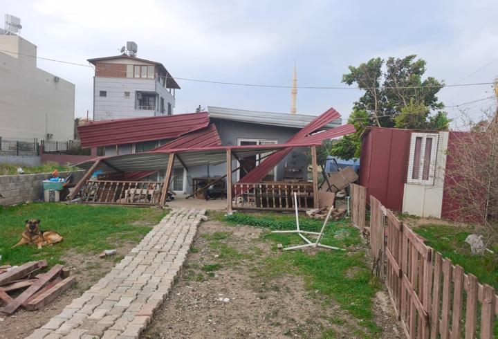 Hatay'da kuvvetli rüzgar çatıları uçurdu