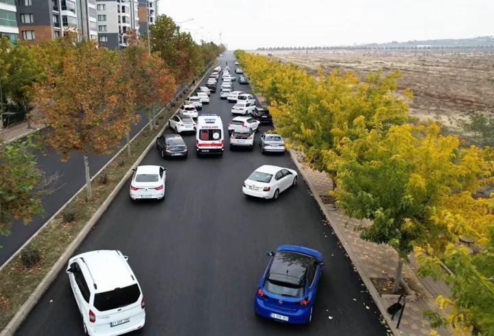 Ambulanslara ‘fermuar sistemi’ ile yol verme çağrısı