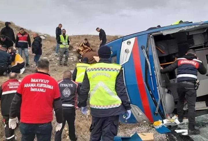 Sivas'ta cezaevi nakil aracı devrildi: 2'si ağır, 9 yaralı!