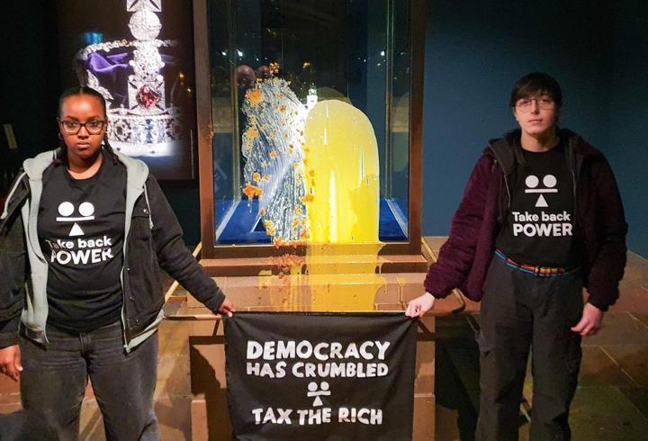 Kraliyet tacına muhallebili Protesto saldırı! Pankart açtıları: Zenginleri vergilendir