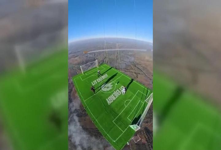 Sıcak hava balonunda futbol: 1800 metrede oynadılar