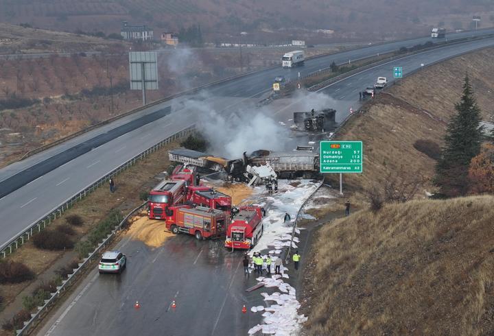 Gaziantep'te çarpışan 3 tırda yangın çıktı