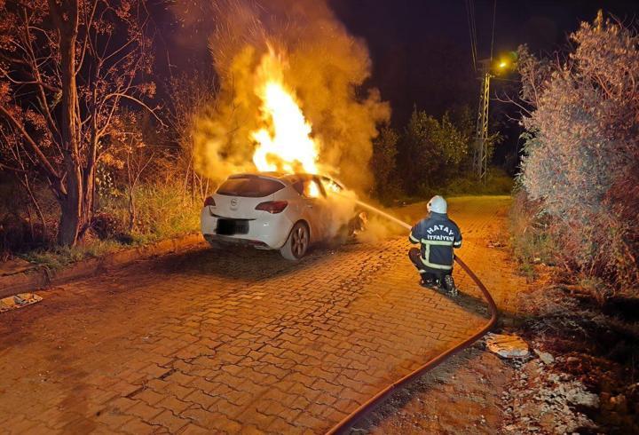 Seyir halindeyken alev alan otomobil, söndürüldü