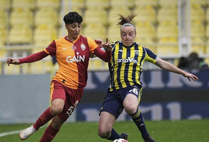 Fenerbahçe, Galatasaray’ı derbide mağlup etti; Kadınlar Süper Ligi’nde liderliği aldı