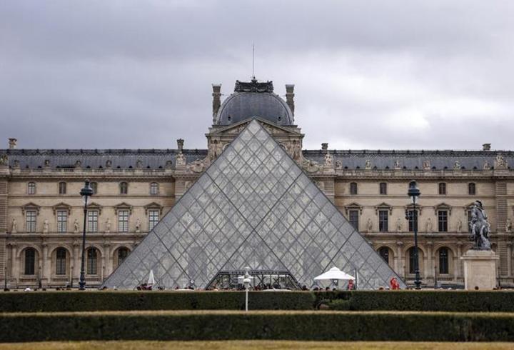 Louvre Müzesi’nde bir skandal daha! Yüzlerce nadir kitap hasar gördü