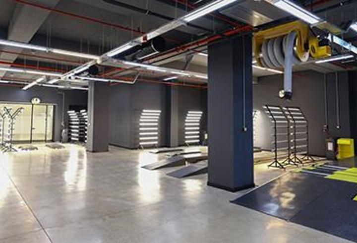 Ford, Avrupa’da sürdürülebilir kârlılık yolunda yeni bir adım atıyor. Bu yolculuk iki güçlü temele dayanıyor: Ford Pro ile ticari araç ve hizmetlerde liderliği korumak ve elektrikli binek araçlardan oluşan yepyeni bir ürün gamını hayata geçirmek.1