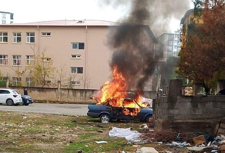 Siirt’te park halindeki otomobil yandı 