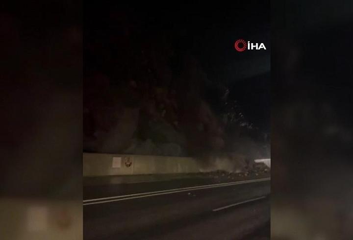 Hakkari'de dev kayalar yolu kapattı