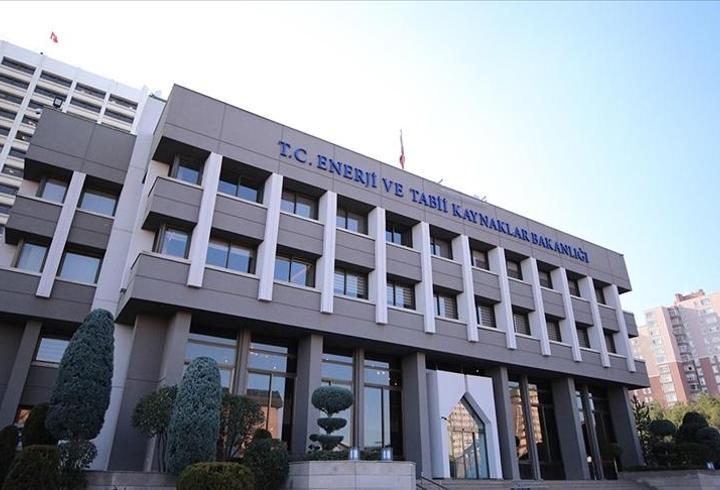 İstanbul'da gerçekleşen 15'inci Türkiye Enerji Zirvesi'nde konuşan Enerji ve Tabii Kaynaklar Bakanı Alparslan Bayraktar, "2026'da inşallah 16'ncı Türkiye Enerji Zirvesi'nde şu andaki retimimizi iki katına çıkarmış bir şekilde yaklaşık 8 milyon hanenin doğal gaz ihtiyacına biz kendi gazımızla karşılayacağız. 2028 hedefimiz 40 ila 45 milyon metreküp günlük üretim buraya çıkabilmek. 16 milyon, 17 milyon hanenin doğal gazını kendi ihtiyacımız bu yönde karşılayabilmek" dedi.1