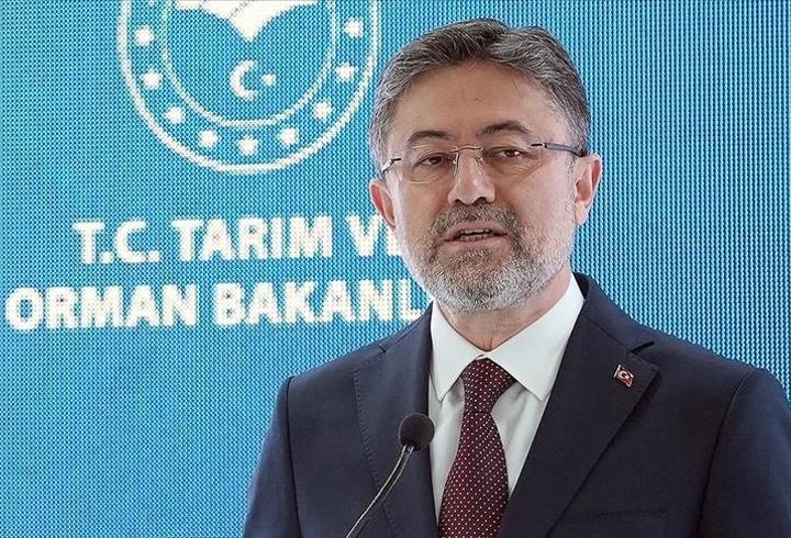 Milli Piyango’nun 2026 Yılbaşı Özel Çekilişi, yeni yıl heyecanını rekor bir büyük ikramiyeyle taçlandırıyor. Her yıl milyonlarca kişinin umutla beklediği bu geleneksel çekiliş, bu kez Türkiye’de tek seferde verilecek en yüksek ödülle tarihe geçmeye hazırlanıyor. 31 Aralık gecesi yapılacak çekiliş, talihli kişiyi bir anda multi-milyoner yapacak devasa tutarıyla dikkat çekiyor. Büyük ikramiye tutarı açıklandı ve bu rakam, yılbaşı çekilişinin heyecanını zirveye taşıdı. Bununla birlikte, çeyrek bile