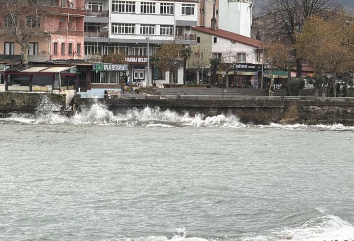 Bartın'da fırtına; dalga boyu 3 metreye ulaştı