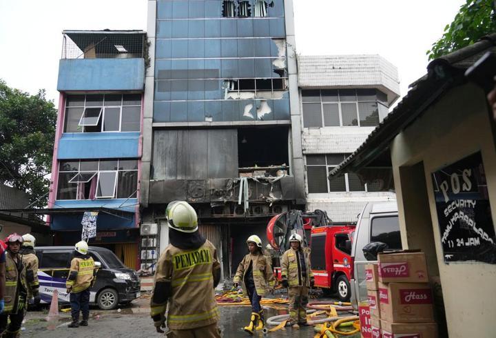Endonezya’nın başkentinde yedi katlı binada yangın: 17 ölü