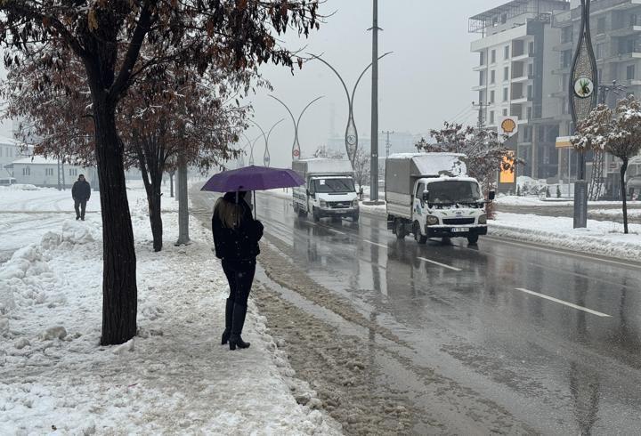 Yüksekova'da karla karışık yağmur etkili oldu