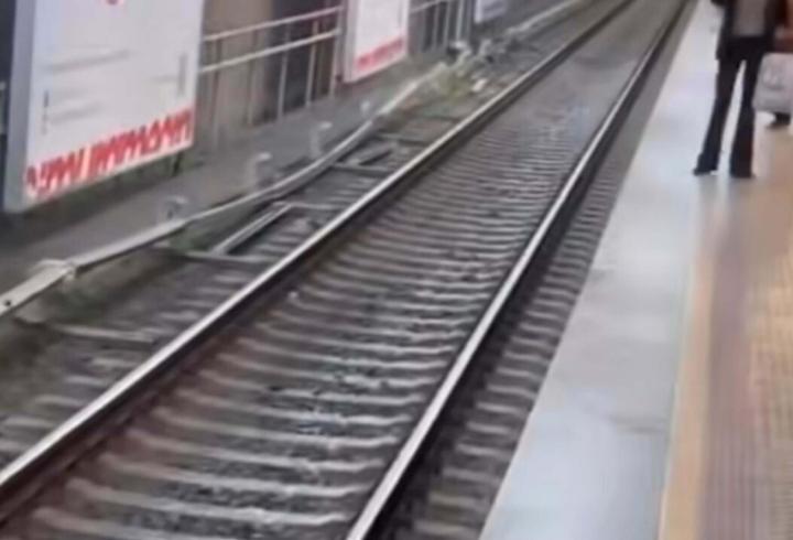 SON DAKİKA... İzmir'de metro arızası; seferler durduruldu