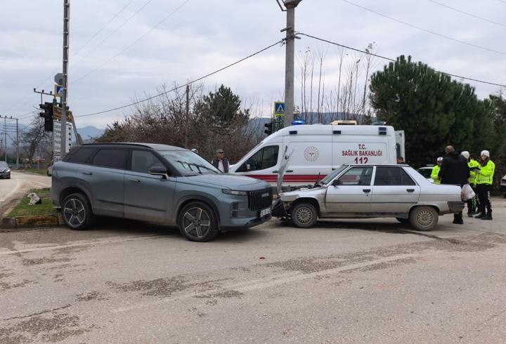 Kırmızı ışık ihlali kazaya yol açtı: 2 yaralı