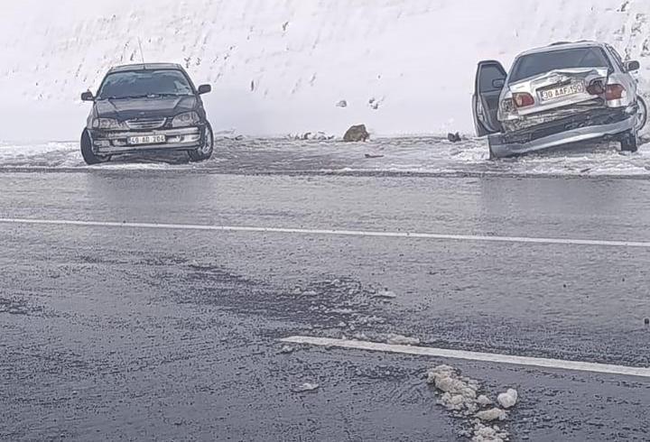 Van'da buzlanmış yolda zincirleme kaza; 5 yaralı