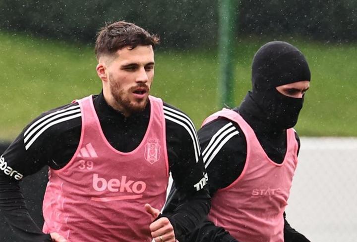 Galatasaray'ın Şampiyonlar Ligi rakibi Monaco, futbol sahnesinde köklü geçmişi ve sarsılmaz iddiasıyla bilinen bir kulüptür. Avrupa'nın en prestijli turnuvalarında sıkça boy gösteren bu ekip, geçmişten bugüne sayısız yeteneği keşfetmiş ve dünya futboluna kazandırmıştır. Yetiştiricilikteki başarısı ve hücum futboluna olan eğilimi ile tanınan Monaco, özellikle genç ve dinamik kadrolarıyla dikkat çeker. Kulübün tarihi, şampiyonluklarla dolu olduğu kadar, büyük sürprizlere ve unutulmaz Avrupa gecele