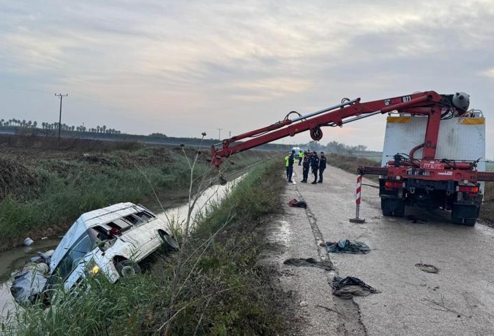 Adana'da minibüs sulama kanalına devrildi: 18 yaralı
