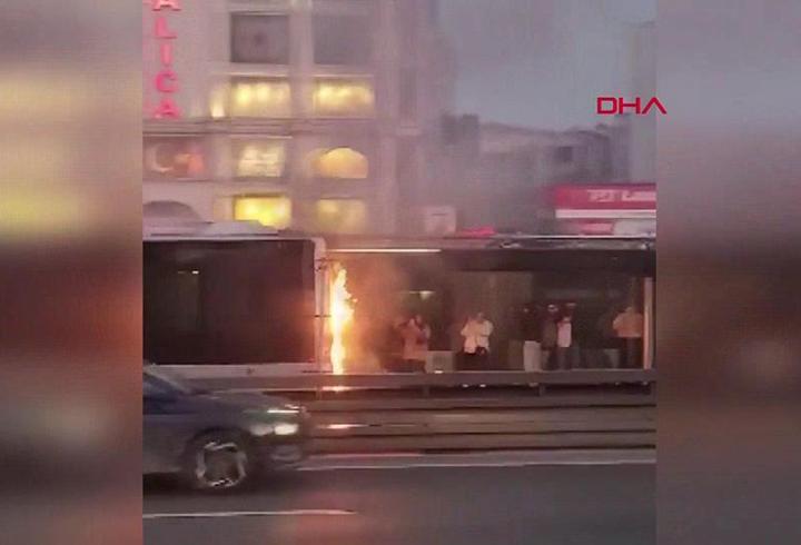 SON DAKİKA... İstanbul'da metrobüste yangın çıktı