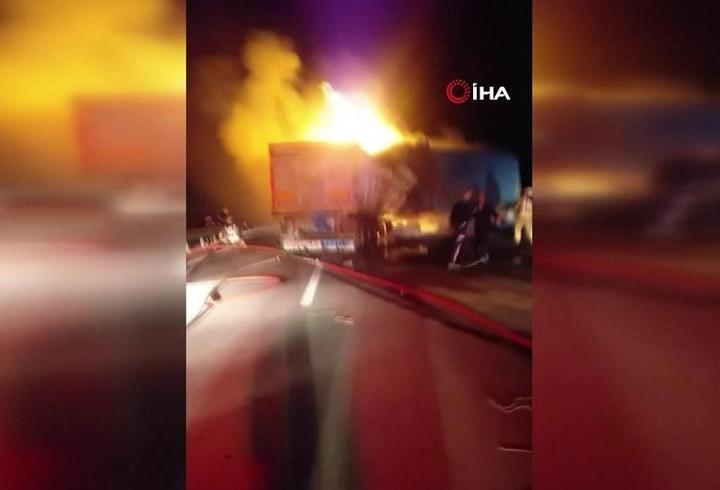 Manisa'da iki TIR alev topuna döndü!