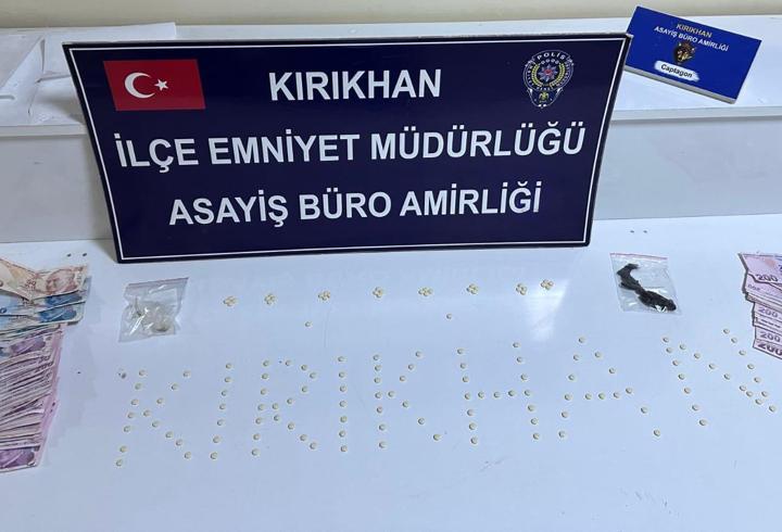 Hatay’da şüphe üzerine durduruldu; üzerinden 148 captagon hap çıktı