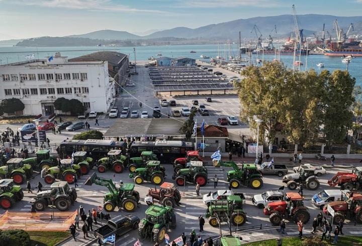 Yunanistan'da protestolar yayılıyor! Çiftçiler limanı kapadı, balıkçılar tekneleriyle destek verdi: Sıradaki adres 'Selanik'...