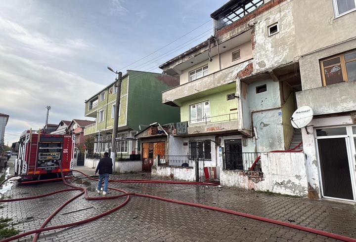 Tekirdağ'da 3 katlı binan çatı katında yangın