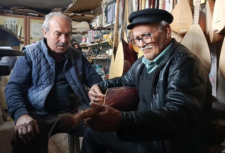 Bağlama çalma hayalini 84 yaşında gerçekleştirdi