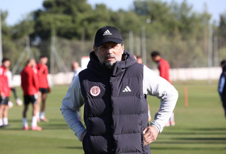 Galatasaray, Trendyol Süper Lig'in 16. haftasında 13 Aralık Cumartesi günü Antalyaspor ile deplasmanda yapacağı maçın hazırlıklarını sürdürdü.5