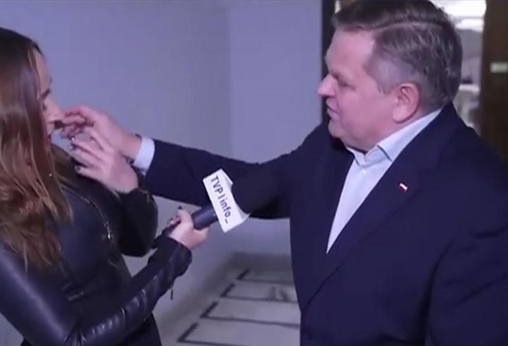 Polonya'da canlı yayında skandal: Senatör gazeteciye önce hakaret etti, sonra saldırdı