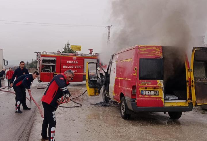 Tokat’ta kargo minibüsü alev alev yandı