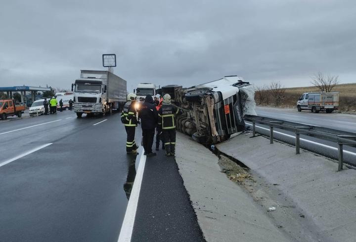 Aksaray'da TIR devrildi: 1 ağır yaralı