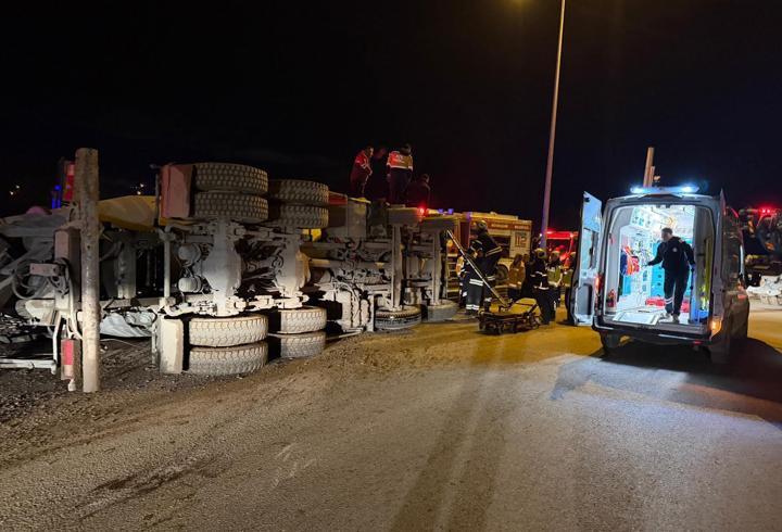 Otoyolda beton mikseri devrildi: 2 yaralı