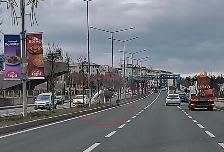 Ters dönen otomobildeki 2 kişi yaralandı; kaza kamerada
