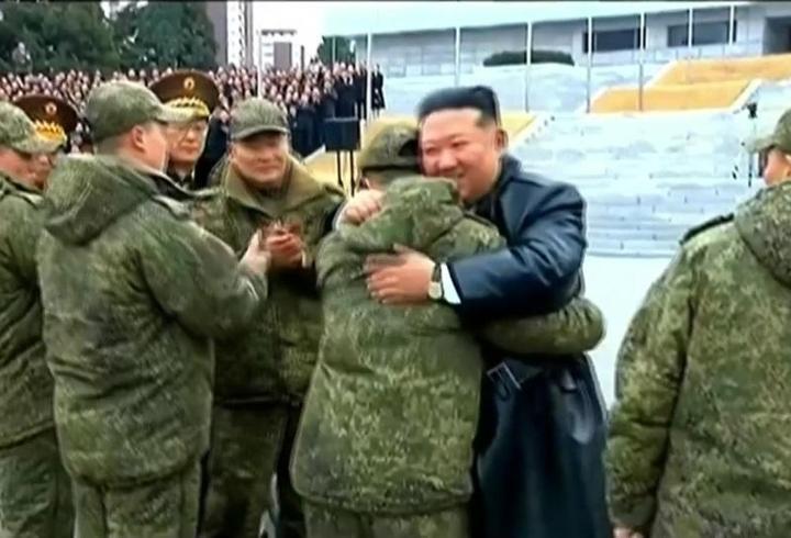Kim Jong Un Rusya'dan dönen askerlere tek tek sarıldı