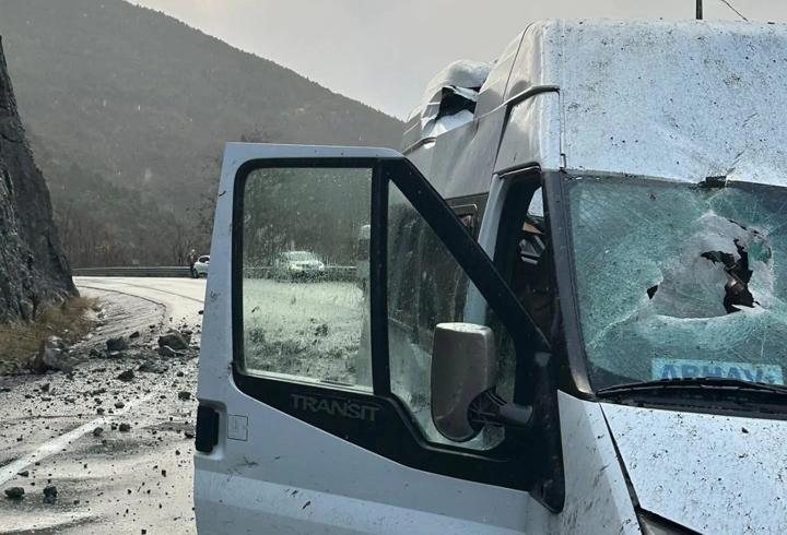 Yamaçtan kopan kaya, minibüse isabet etti