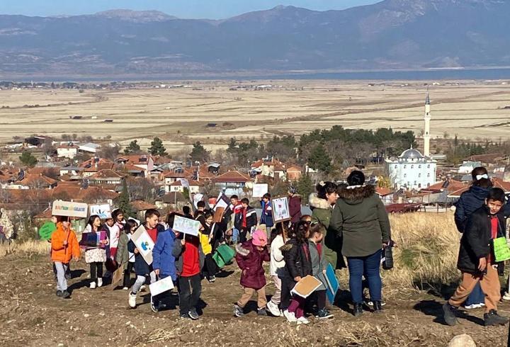 Burdur'da öğrenciler fidan dikti