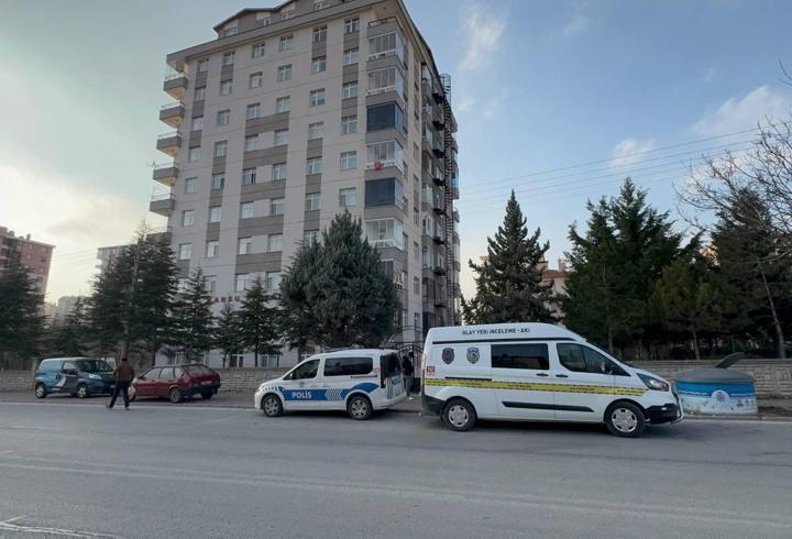 Eşini tabancayla bacağından vurdu