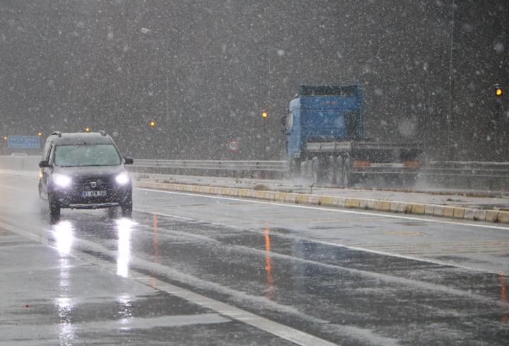 Bolu Dağı'na mevsimin ilk karı düştü