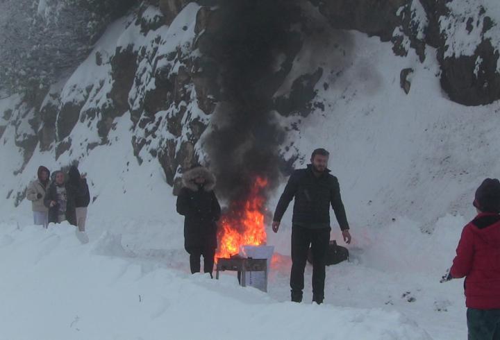 Artvin’de kar nedeniyle araçlar yolda kaldı, sürücüler ateş yakıp ısındı