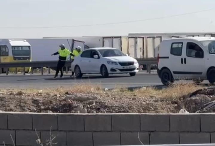 Mardin’de arızalanan otomobili polisler itti