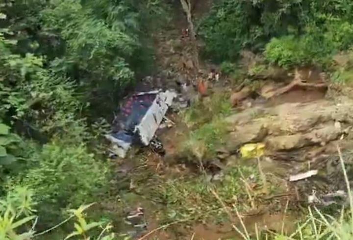 Kolombiya’da katliam gibi kaza! Öğrencileri taşıyan otobüs uçuruma yuvarlandı: 17 ölü, 20 yaralı...