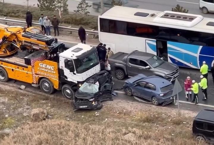 Ankara'da feci kaza: Vinç 13 araca çarptı, yaralılar var...