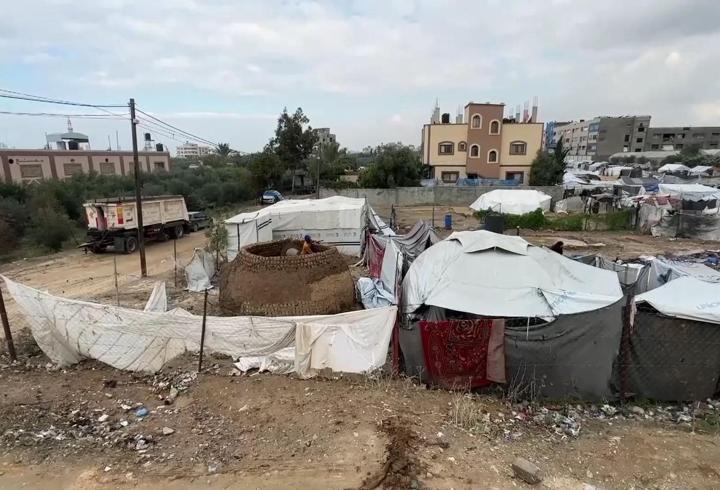 Gazze’de kış felaketi: Çadırlar sular altında, kerpiç barınak inşa ediyorlar!