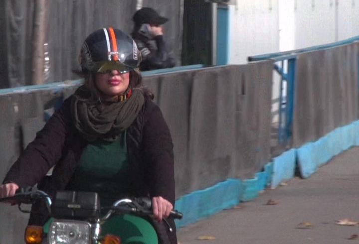 Tahran sokaklarında sessiz değişim: Kadınlar direksiyon başında, yasaklar geri planda!