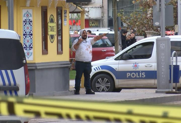 Taksi durağında kendisini tabanca ve bıçakla yaraladı