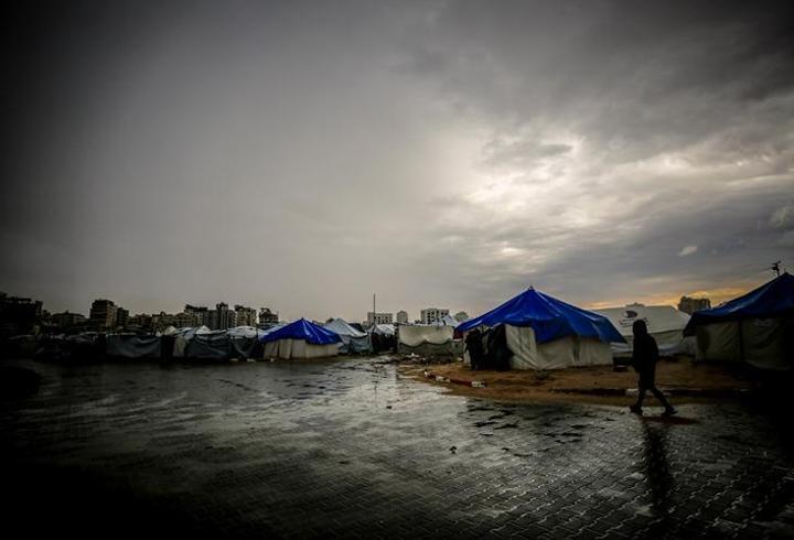 Gazze’de şiddetli yağış: Filistinlilerin çadırları su altında kaldı