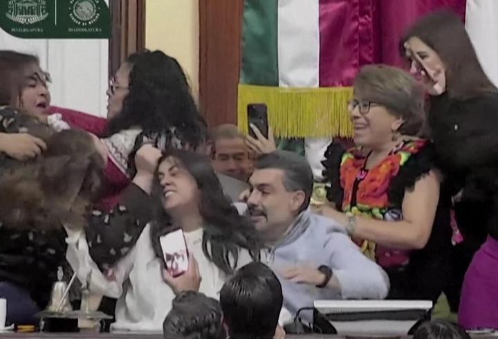 Kent meclisinde 'saç saça baş başa' kavga! Meksika'da ortalık böyle karıştı...