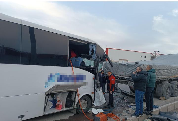 İşçi servisi, park halindeki TIR'a çarptı: 22 yaralı